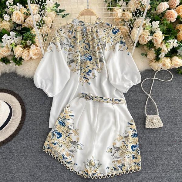 Naiste särgi ja pükste komplekt trükise ja nööpide ning vööga