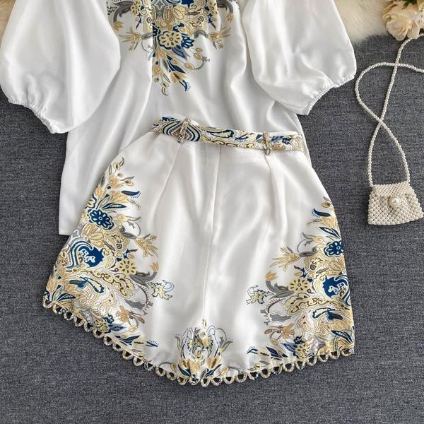 Naiste särgi ja pükste komplekt trükise ja nööpide ning vööga