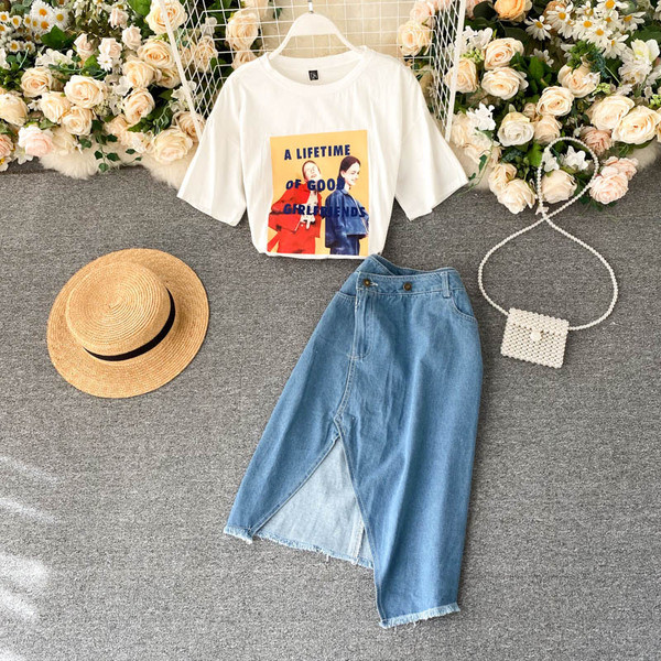 Μοντέρνο γυναικείο σετ από δύο μέρη - τζιν φούστα και μπλούζα