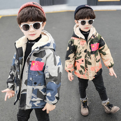 Παιδικό μπουφάν για αγόρια με μοτίβο καμουφλάζ και κουκούλα