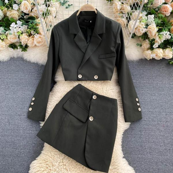 Stilīgs sieviešu jakas un svārku komplekts ar augstu vidukli