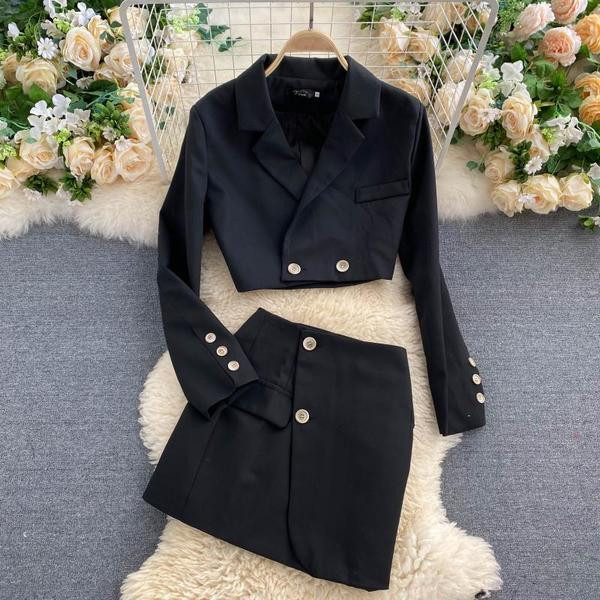 Stilīgs sieviešu jakas un svārku komplekts ar augstu vidukli