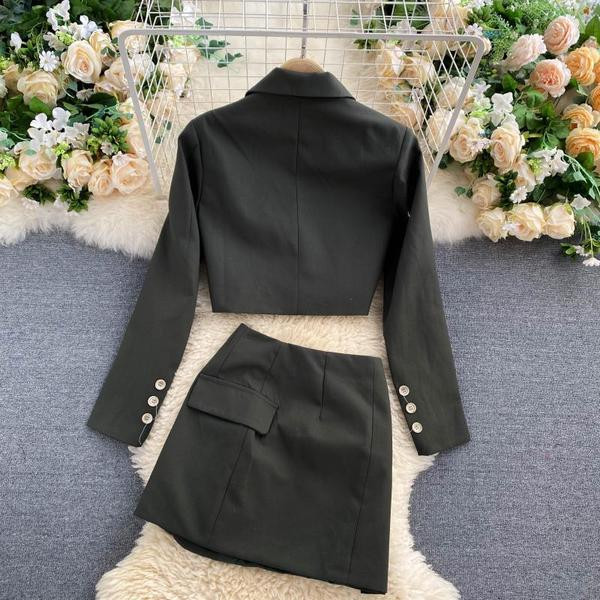 Stilīgs sieviešu jakas un svārku komplekts ar augstu vidukli