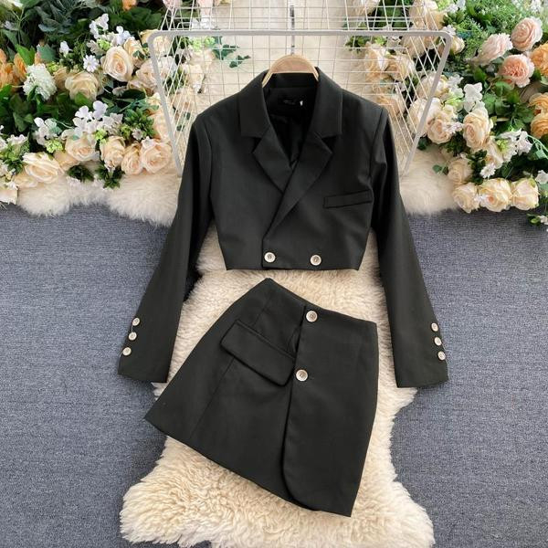 Stilīgs sieviešu jakas un svārku komplekts ar augstu vidukli