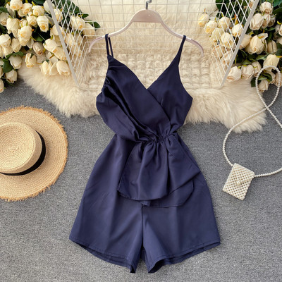 Дамски къс гащеризон с тънки презрамки и V-образно деколте