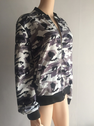 Късо ежедневно яке с цип и камуфлажен десен