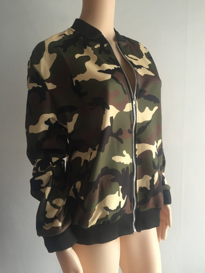 Късо ежедневно яке с цип и камуфлажен десен