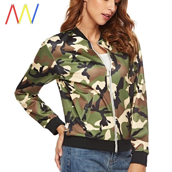 Късо ежедневно яке с цип и камуфлажен десен