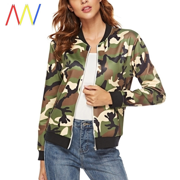 Късо ежедневно яке с цип и камуфлажен десен