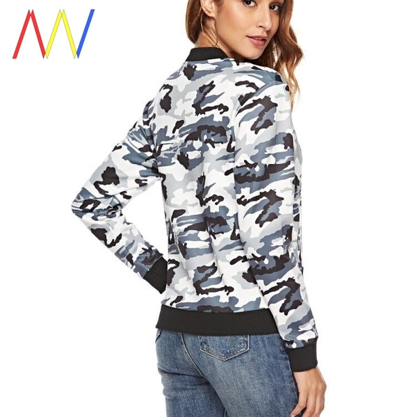 Късо ежедневно яке с цип и камуфлажен десен