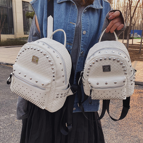 Кожена дамска раница с метални капси 