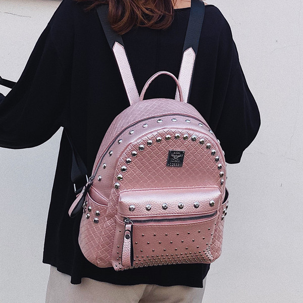 Кожена дамска раница с метални капси 