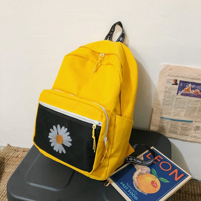 Дамска ежедневна раница с цветна апликация цвете на джоба 