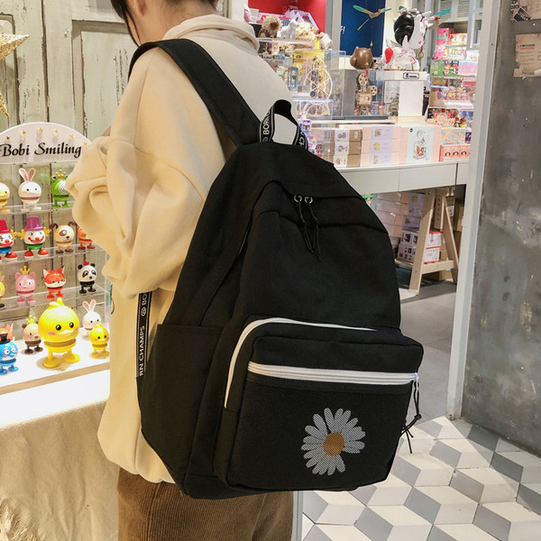 Дамска ежедневна раница с цветна апликация цвете на джоба 