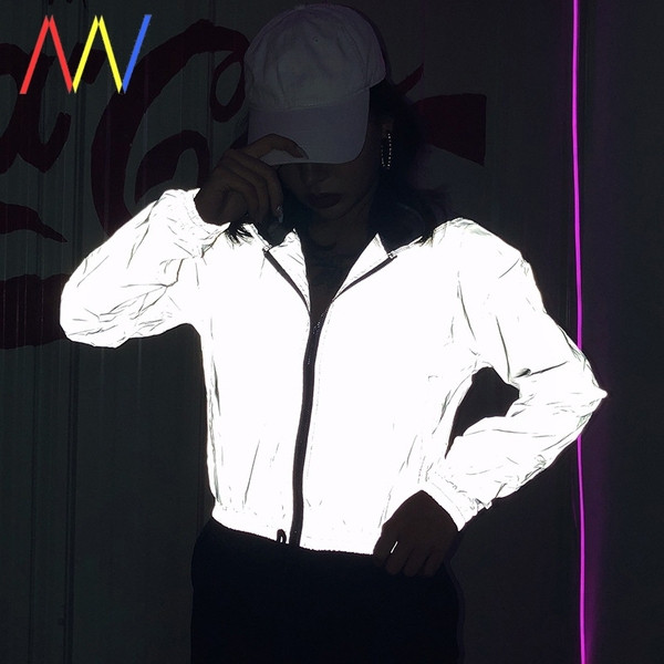 Модерно късо яке с цип и качулка