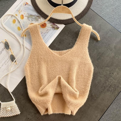 Пухен дамски потник с широки презрамки 