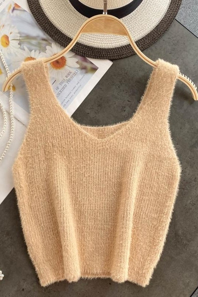 Пухен дамски потник с широки презрамки 