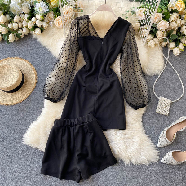 Елегантен дамски комплект от рокля с ръкави от тюл и къс панталон 