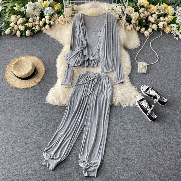 Дамски комплект от панталон, потник и жилетка