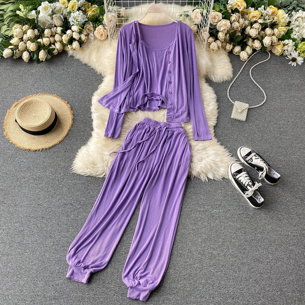 Дамски комплект от панталон, потник и жилетка