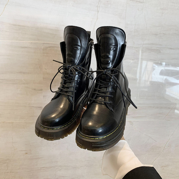 Дамски кожени боти с връзки и груба подметка 