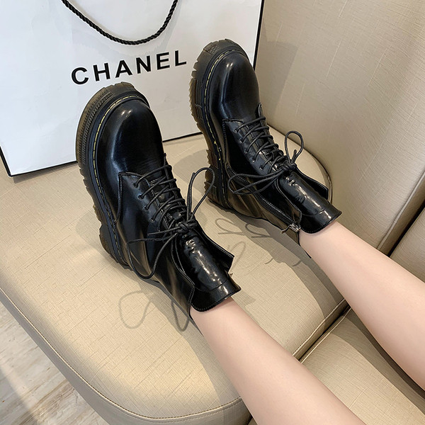 Дамски кожени боти с връзки и груба подметка 