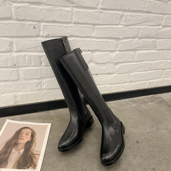 Изчистен модел дамски ботуши от еко кожа с равна подметка