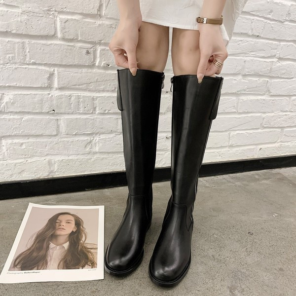 Изчистен модел дамски ботуши от еко кожа с равна подметка