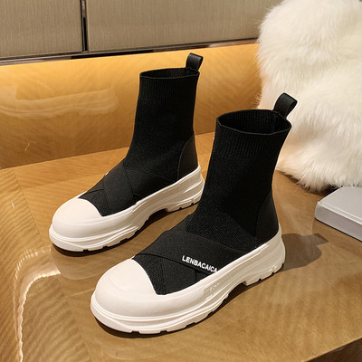 Дамски модерни боти с бродерия и равна подметка 