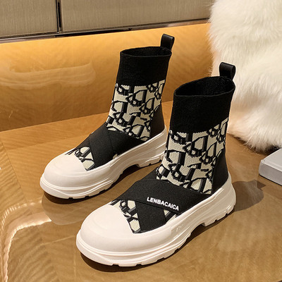 Дамски модерни боти с бродерия и равна подметка 