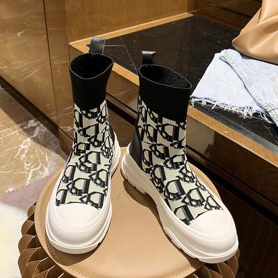 Дамски модерни боти с бродерия и равна подметка 