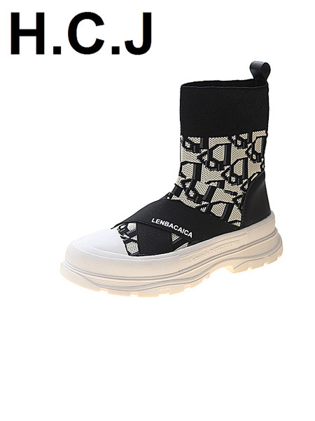 Дамски модерни боти с бродерия и равна подметка 