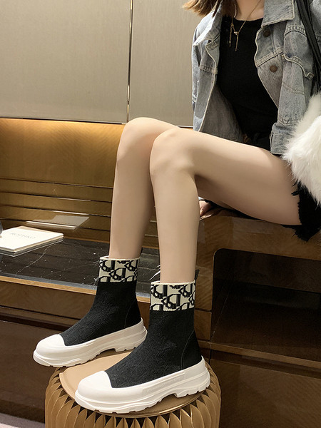 Дамски модерни боти с бродерия и равна подметка 