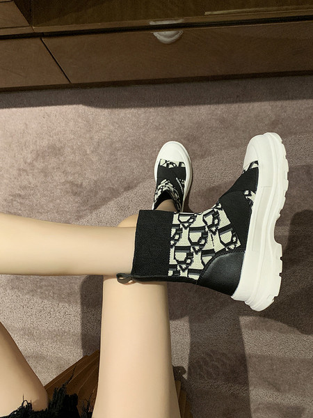 Дамски модерни боти с бродерия и равна подметка 