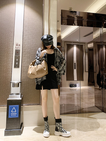 Дамски модерни боти с бродерия и равна подметка 