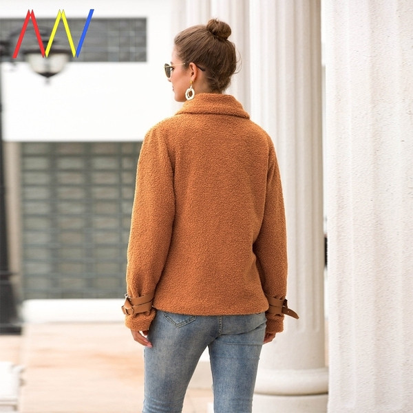 Дамско пухено яке с цип и катарами