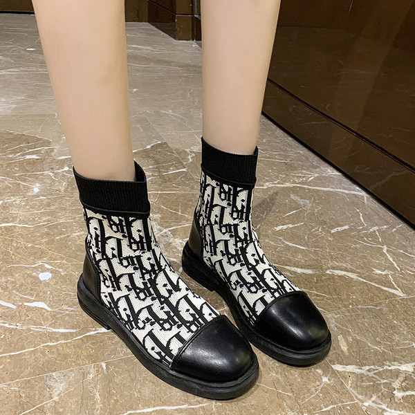 Нов модел дамски боти с равна подметка и надпис 