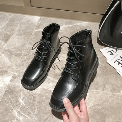 Ежедневни дамски боти с равна подметка и връзки