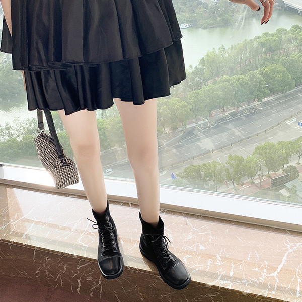 Кожени дамски  боти с равна подметка и връзки 