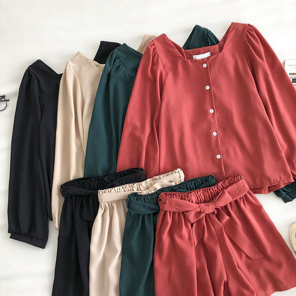 Дамски модерен комплект с копчета и колан