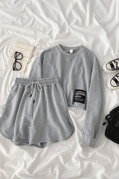 Дамски комплект от две части блуза и къси панталони