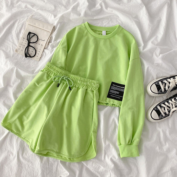 Дамски комплект от две части блуза и къси панталони