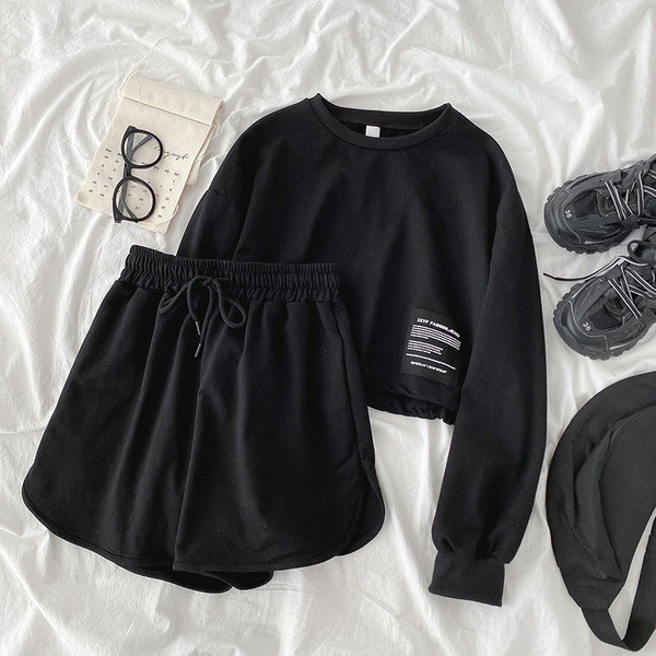 Дамски комплект от две части блуза и къси панталони