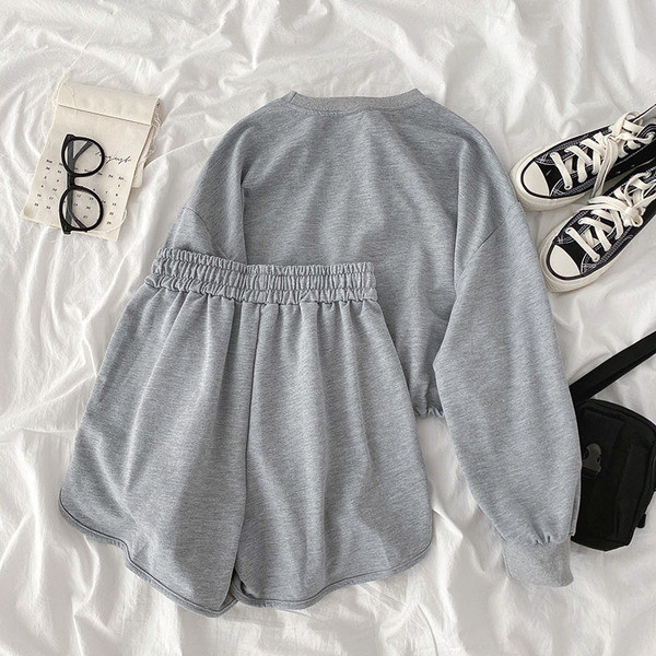 Дамски комплект от две части блуза и къси панталони