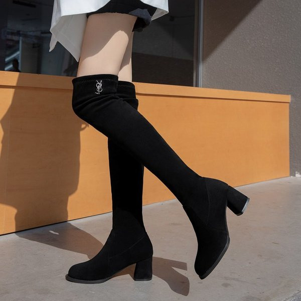 Дълги дамски ботуши с бродерия и 6.5 см ток