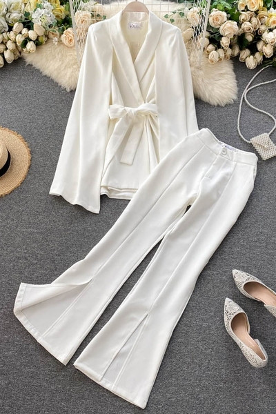 Модерен дамски комплект от сако и панталон с цепки