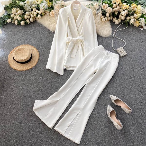 Модерен дамски комплект от сако и панталон с цепки