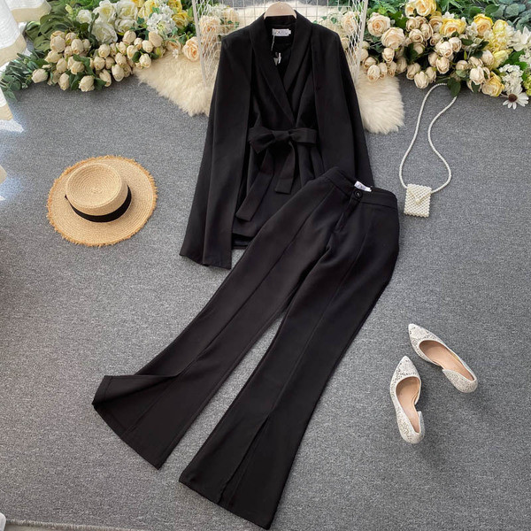 Модерен дамски комплект от сако и панталон с цепки