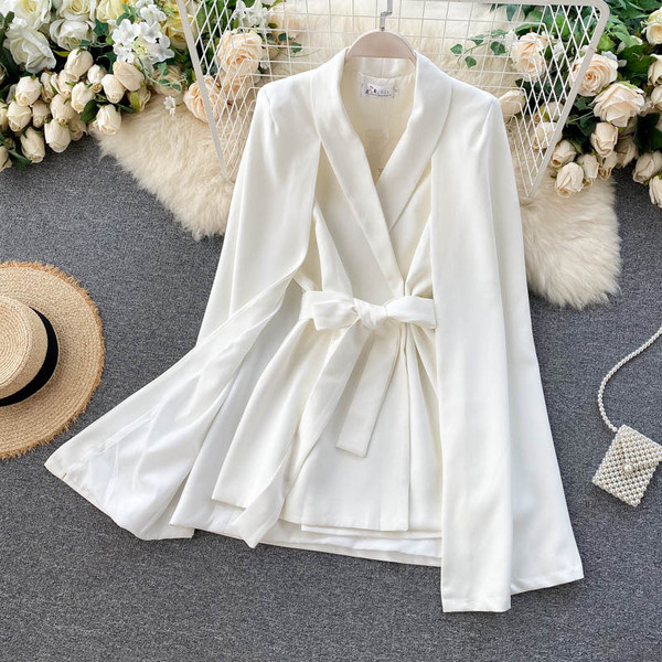 Модерен дамски комплект от сако и панталон с цепки