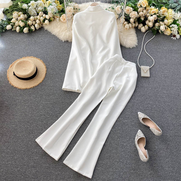 Модерен дамски комплект от сако и панталон с цепки